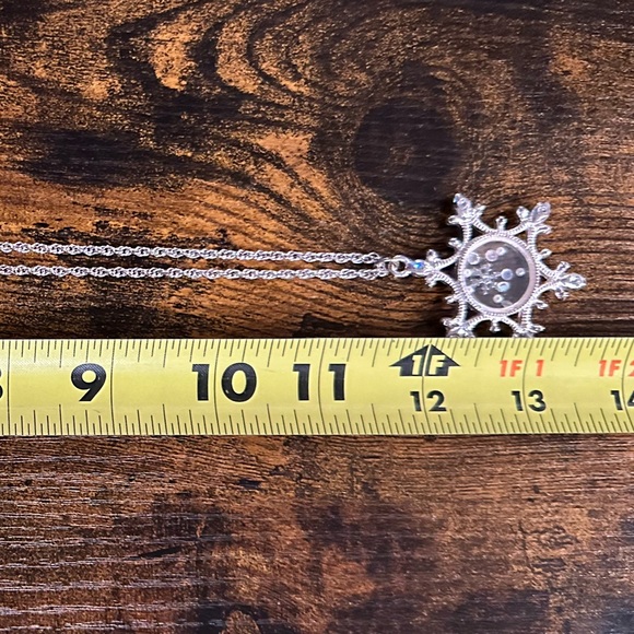 Snowflake Neclace - Picture 4 of 5